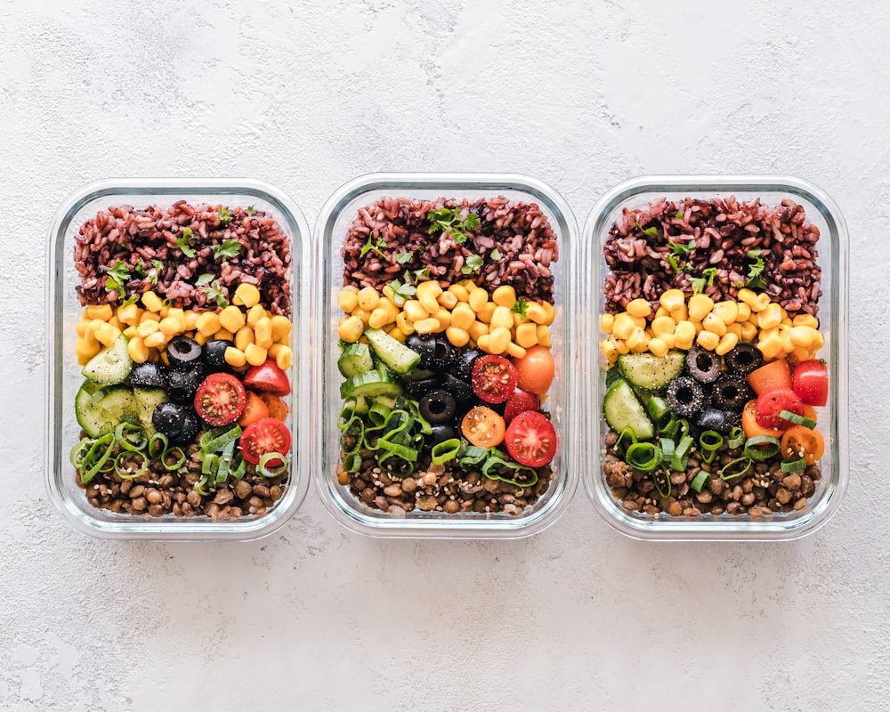 Menú saludable balanceado con alimentos nutritivos